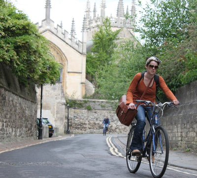 자동차를 멈추고 자전거를 중심으로 도시를 계획하여 더 많은 여성들이 자전거를 이용할 수 있도록 합니다.